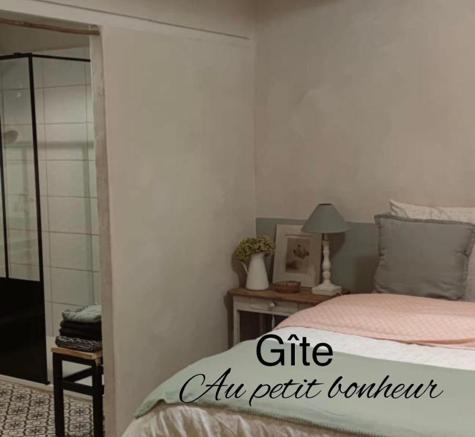 Gite Au Petit Bonheur Villa Chateldon Exteriör bild